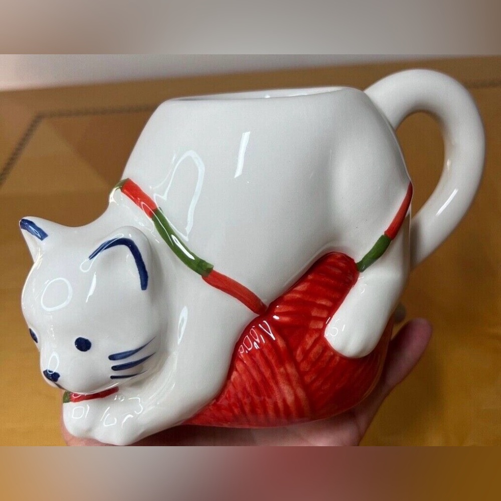 Wonder shop Cat with yarn coffee mug